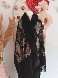 BESTICKTE STOLA MIT KUNSTFELL IN SCHWARZ