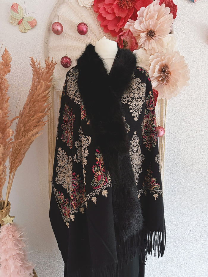 BESTICKTE STOLA MIT KUNSTFELL IN SCHWARZ