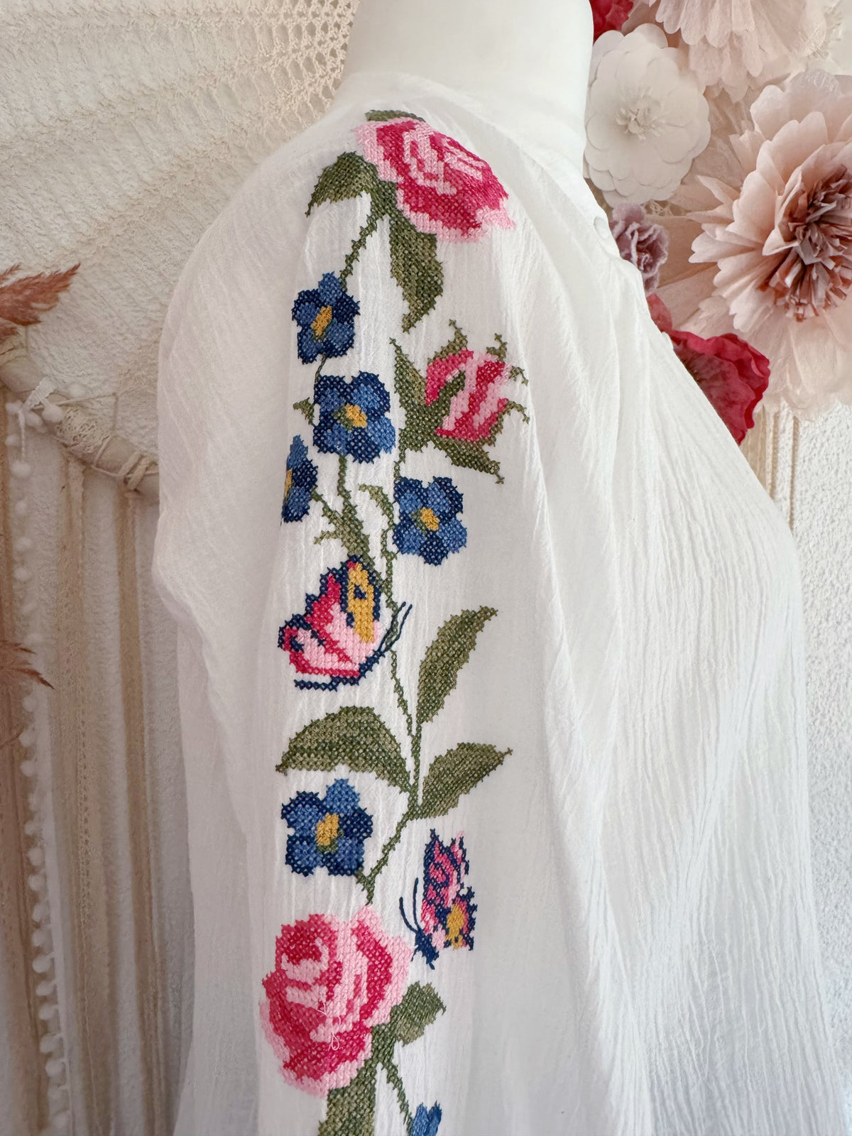 WEIßE BOHO-BLUSE MIT BUNTEN STICKEREI-RANKEN - VERSCH. GRÖßEN -
