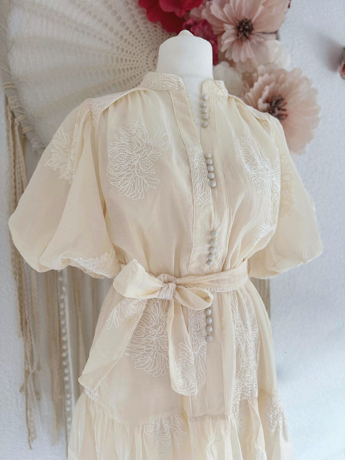 ROMANTISCHES KLEIDCHEN MIT STICKEREIEN - VERSCH. GRÖßEN -