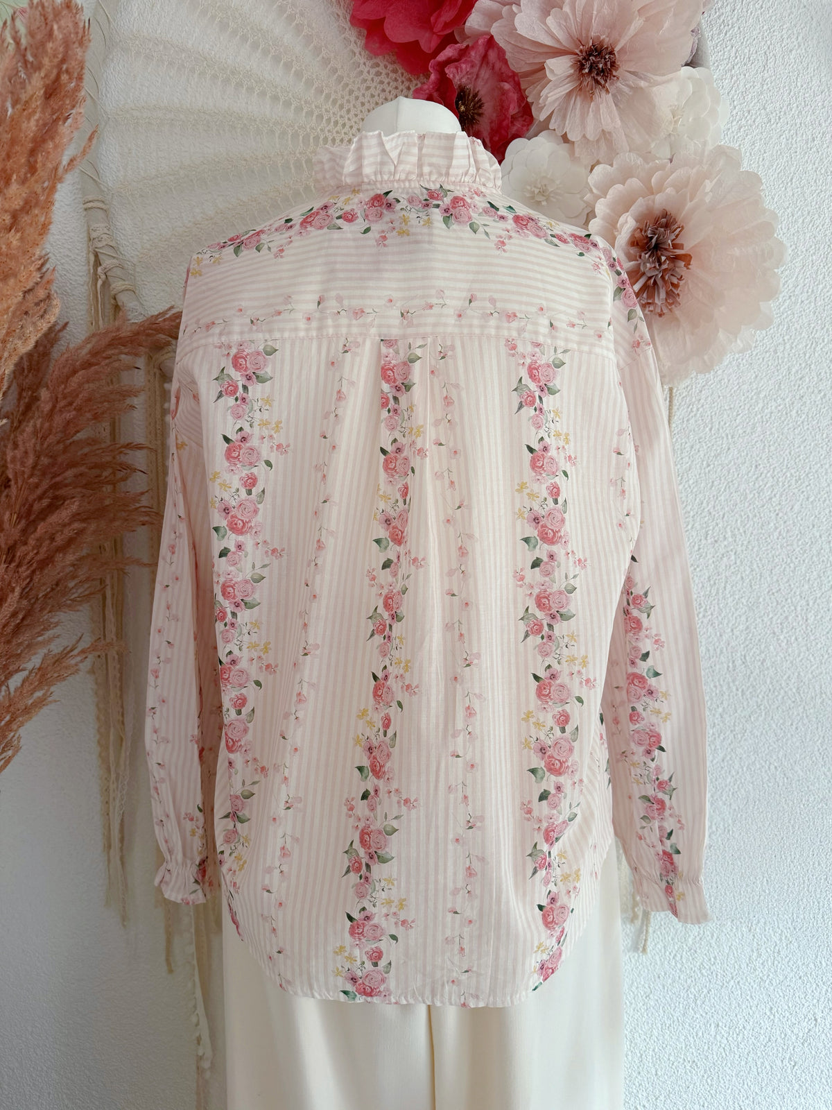 ROMANTISCHE BLUSE MIT ROSEN-PRINT & VOLANTS - ONE SIZE -
