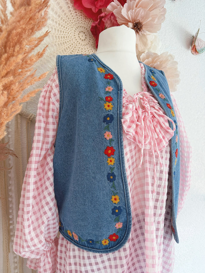 DENIM WESTE MIT BUNTER BLUMEN-STICKEREI - VERSCH. GRÖßEN -