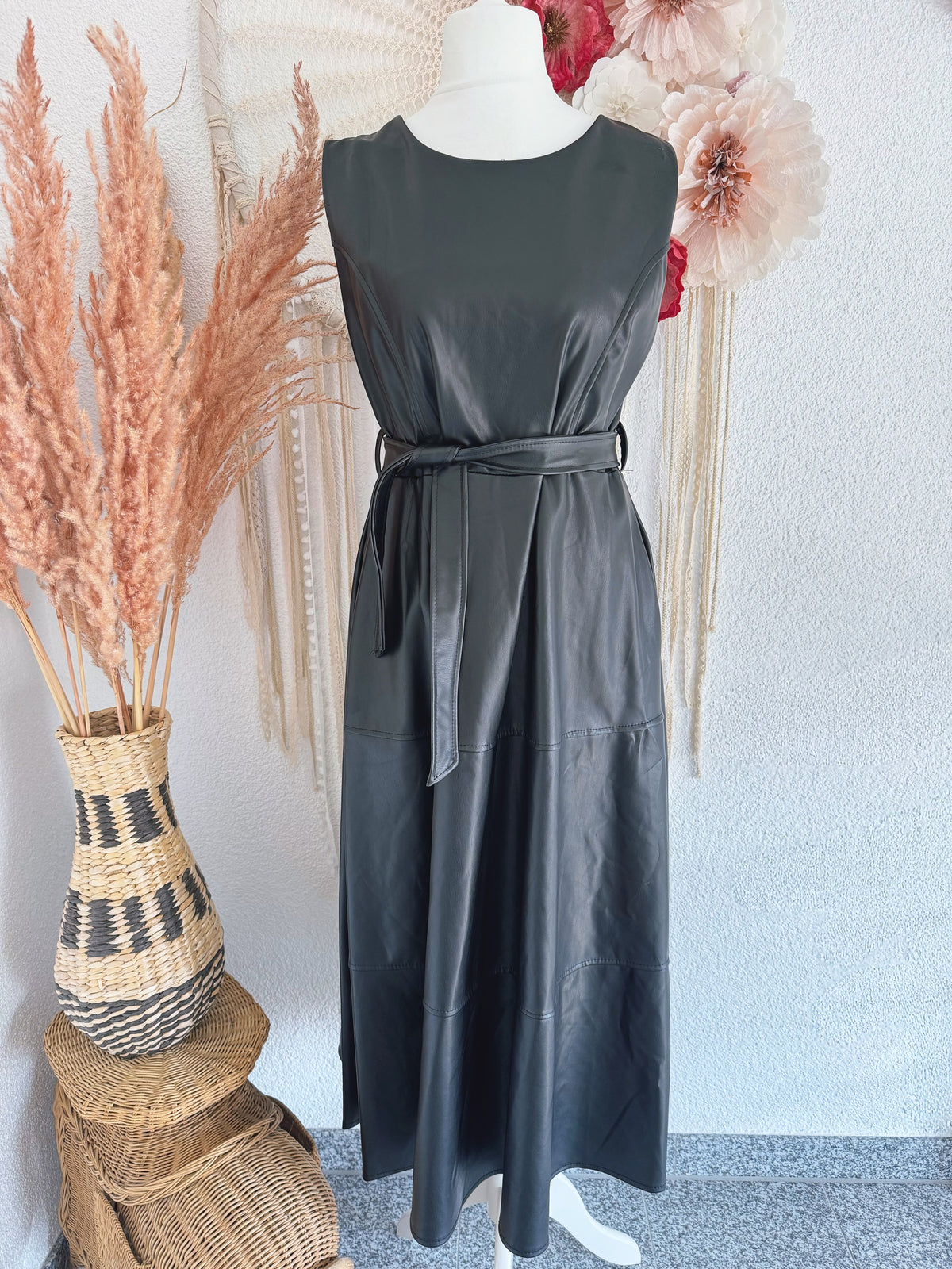 ÄRMELLOSES KUNSTLEDERKLEID MIT TAILLENBAND IN SCHWARZ - ONE SIZE -