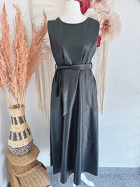 ÄRMELLOSES KUNSTLEDERKLEID MIT TAILLENBAND IN SCHWARZ - ONE SIZE -