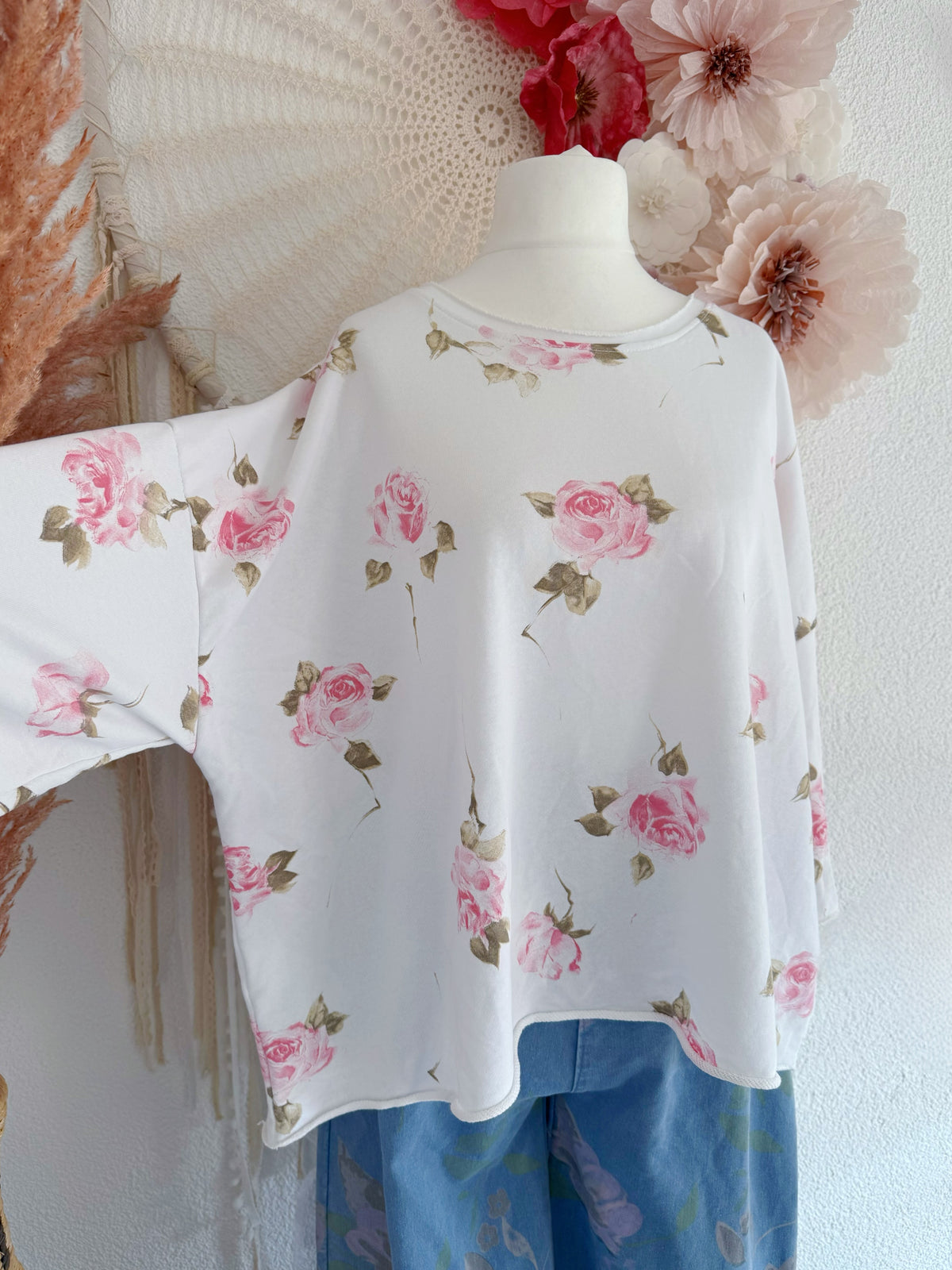 OVERSIZE SHIRT MIT ROSENPRINT IN WEIß - ONE SIZE -