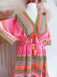SOMMERLICHES BOHOKLEID MIT ETHNOPRINT IN NEONFARBEN - ONE SIZE
