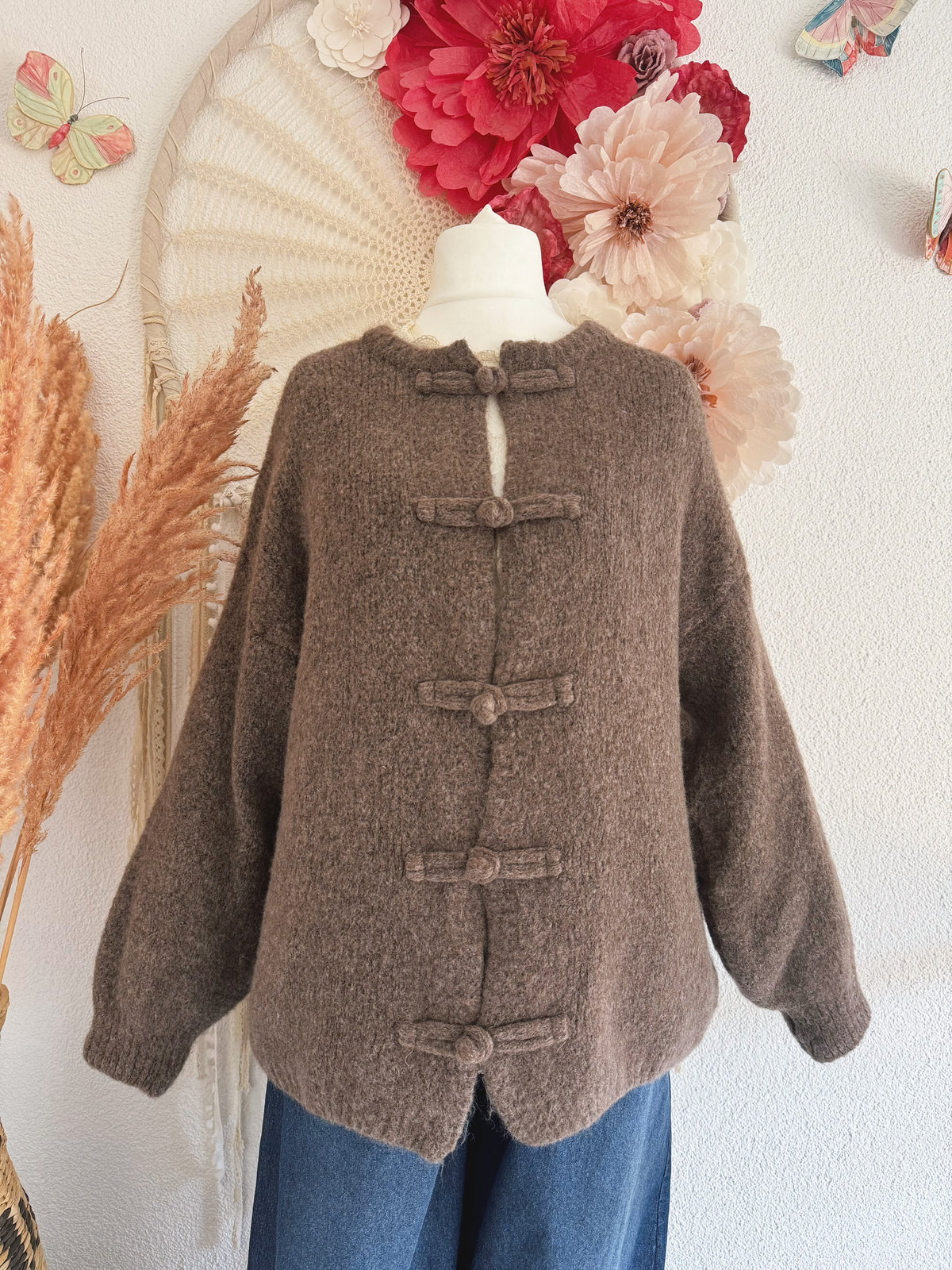 GEMÜTLICHE & KUSCHELIGE STRICKJACKE MIT KNEBELVERSCHLUSS IN BRAUN - ONE SIZE -