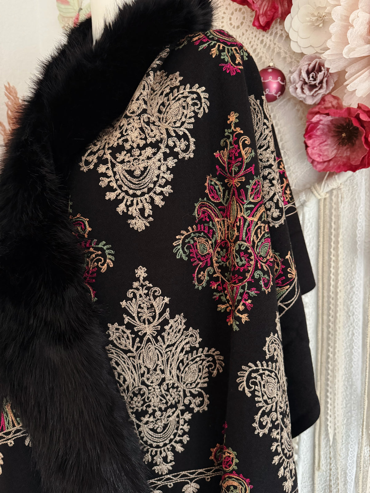 BESTICKTE STOLA MIT KUNSTFELL IN SCHWARZ