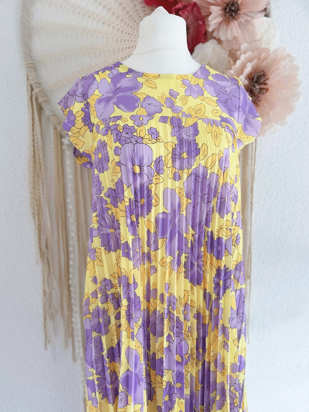 PLISSEEKLEID MIT BLÜTENPRINT IN LILA - ONE SIZE -