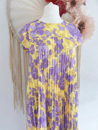PLISSEEKLEID MIT BLÜTENPRINT IN LILA - ONE SIZE -