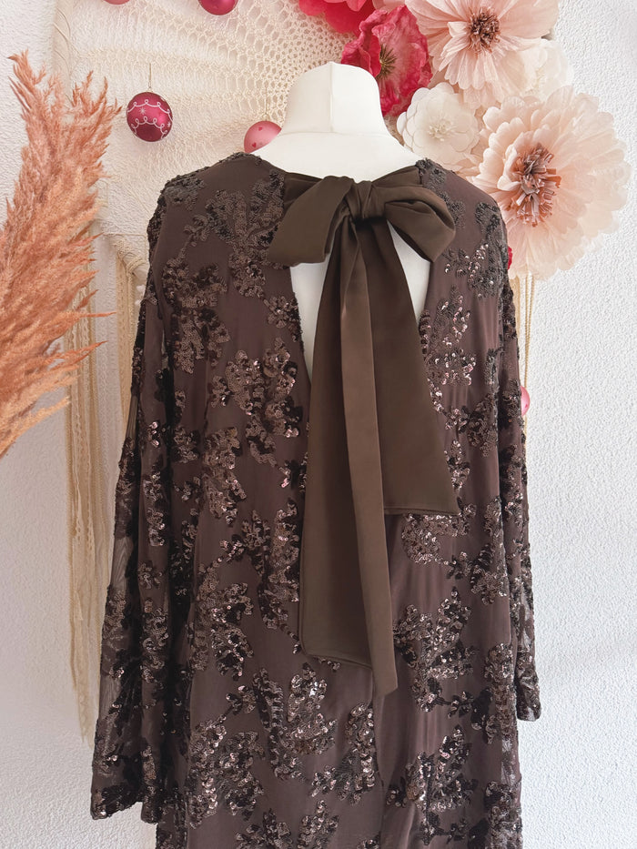 BEZAUBERNDES PAILLETTENKLEID MIT SCHLEIFE IN BRAUN - ONE SIZE -