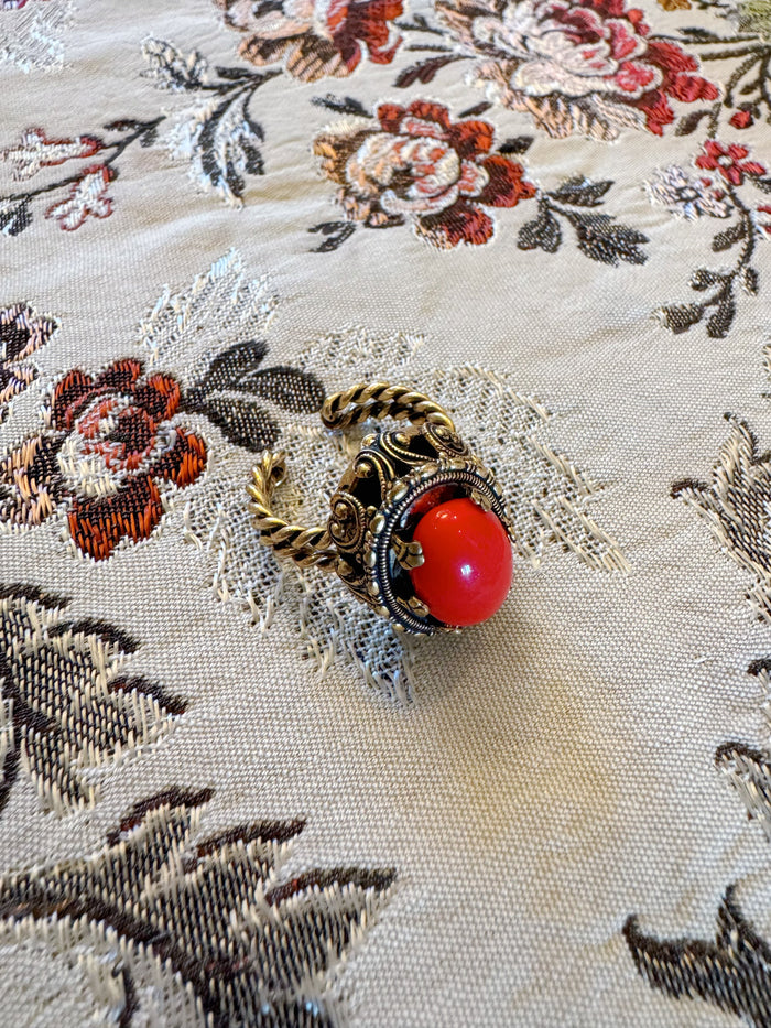 VINTAGE STATEMENT-RING MIT LEUCHTEND ROTEM CABOCHON