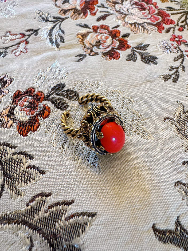 VINTAGE STATEMENT-RING MIT LEUCHTEND ROTEM CABOCHON