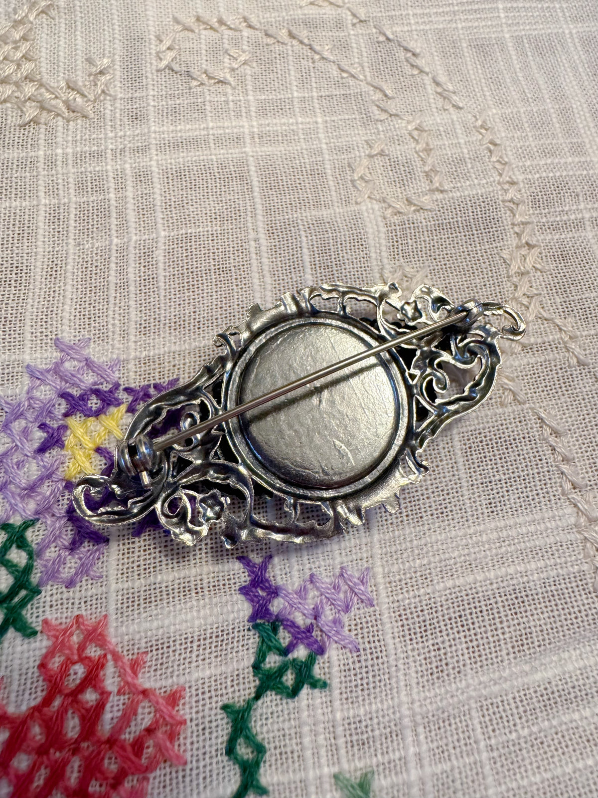 FLORALE VINTAGE-BROSCHE MIT PERLENAKZENTEN