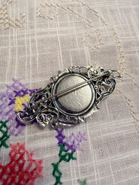 FLORALE VINTAGE-BROSCHE MIT PERLENAKZENTEN