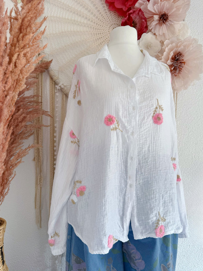 ROMANTISCHE OVERSIZE HEMDBLUSE MIT STICKEREIEN IN WEIß - ONE SIZE -