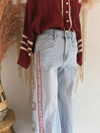 WIDE-LEG JEANS MIT STICKEREIEN - VERSCH. GRÖßEN -
