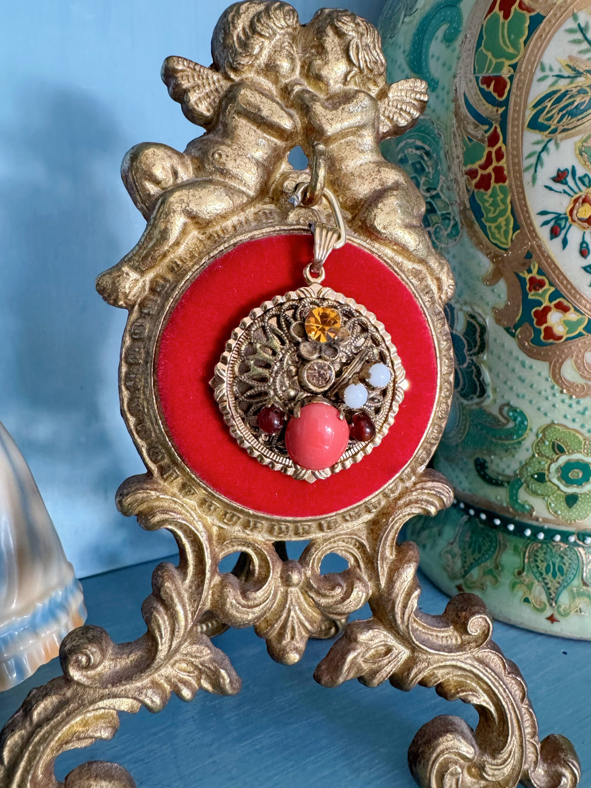 VINTAGE ANHÄNGER MIT CABOCHON IN KORALLE