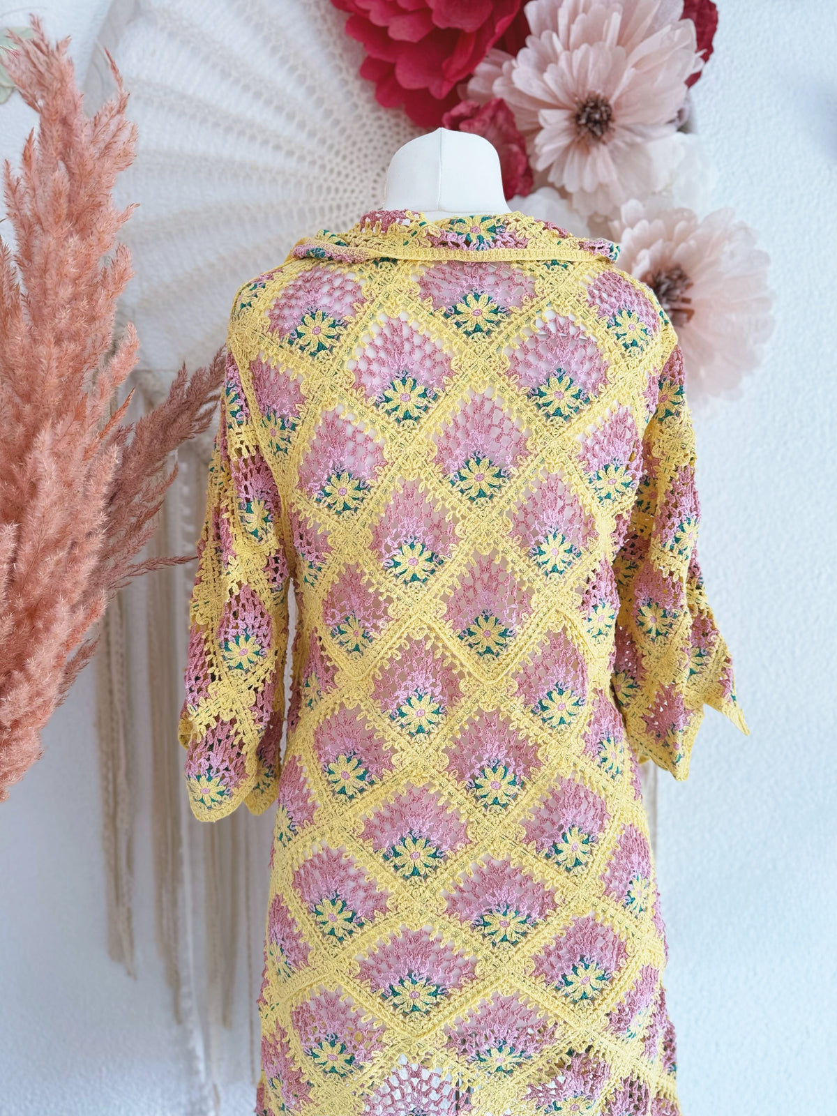 CROCHETOBERTEIL MIT BLÜTENMUSTER IN GELB UND ROSA - ONE SIZE -