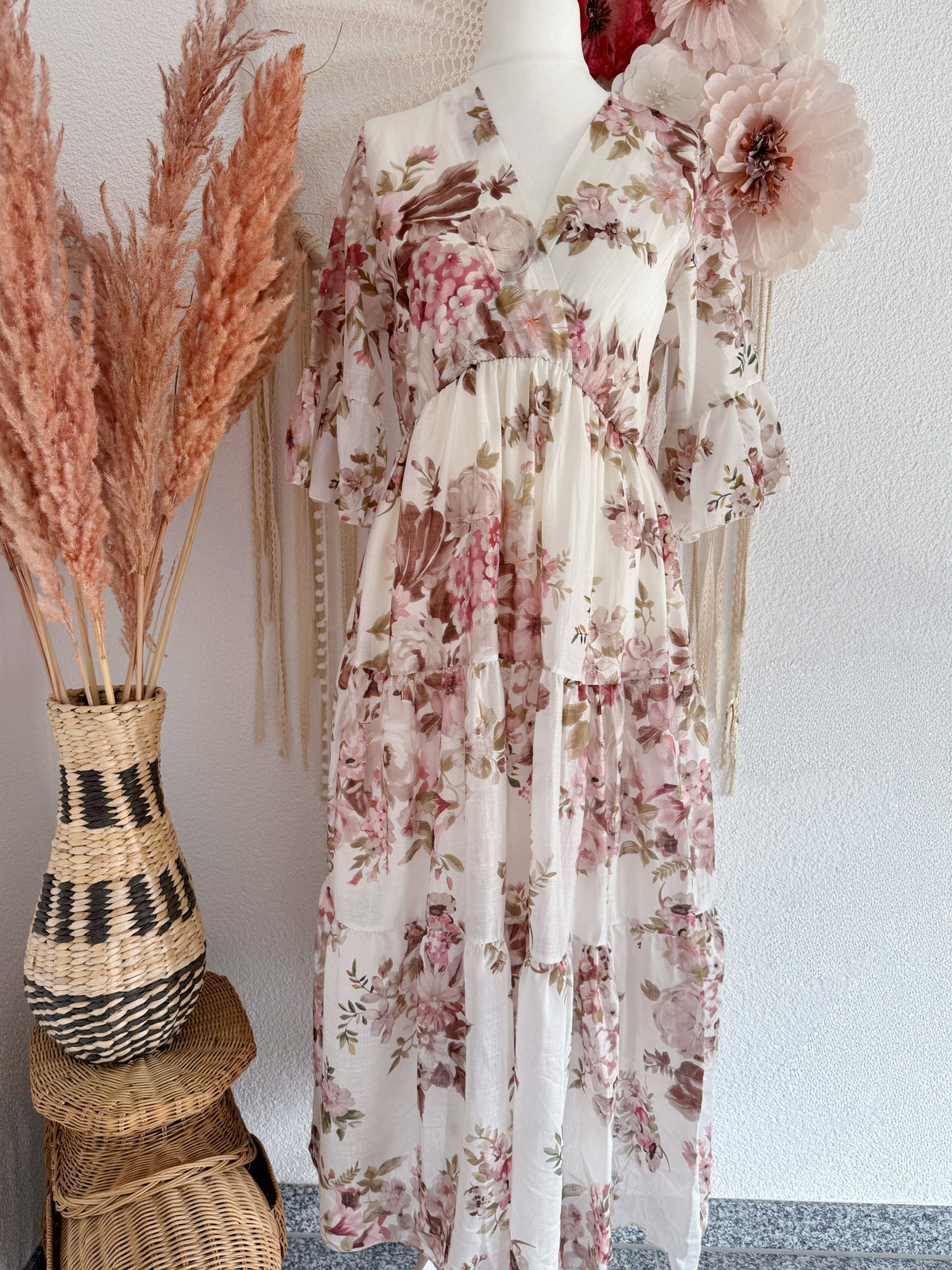 ROMANTISCHES MAXIKLEID MIT BLUMENPRINT UND RÜSCHEN IN CREME - ONE SIZE -