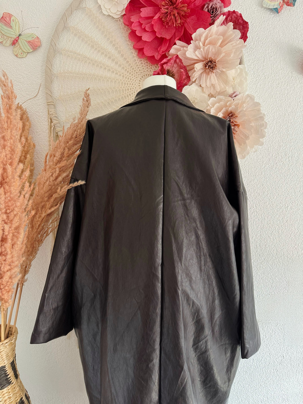 OVERSIZED-KUNSTLEDERMANTEL IN DUNKELBRAUN - ONE SIZE -