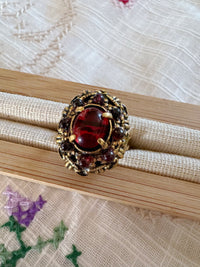 PRACHTVOLLER VINTAGE-RING MIT RUBINROTEM STEIN