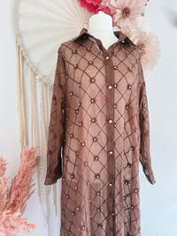 OVERSIZED LONGBLUSE MIT BLUMENSTICKEREIEN & STRASS IN BRAUN - ONE SIZE -