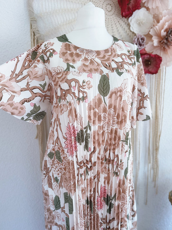 PLISSEEKLEID MIT ÄRMELCHEN UND BLÜTENPRINT IN BEIGE - ONE SIZE -