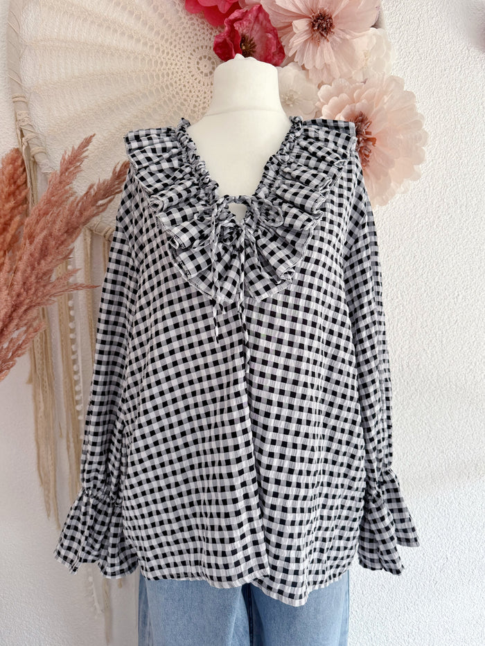 ROMANTISCHE GINGHAM-TUNIKA MIT RÜSCHEN IN SCHWARZ - ONE SIZE -