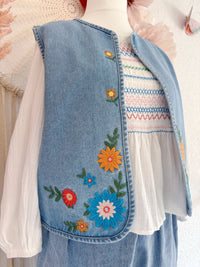 BESTICKTE JEANSWESTE MIT FLORALEN ORNAMENTEN - VERSCH. GRÖßEN -