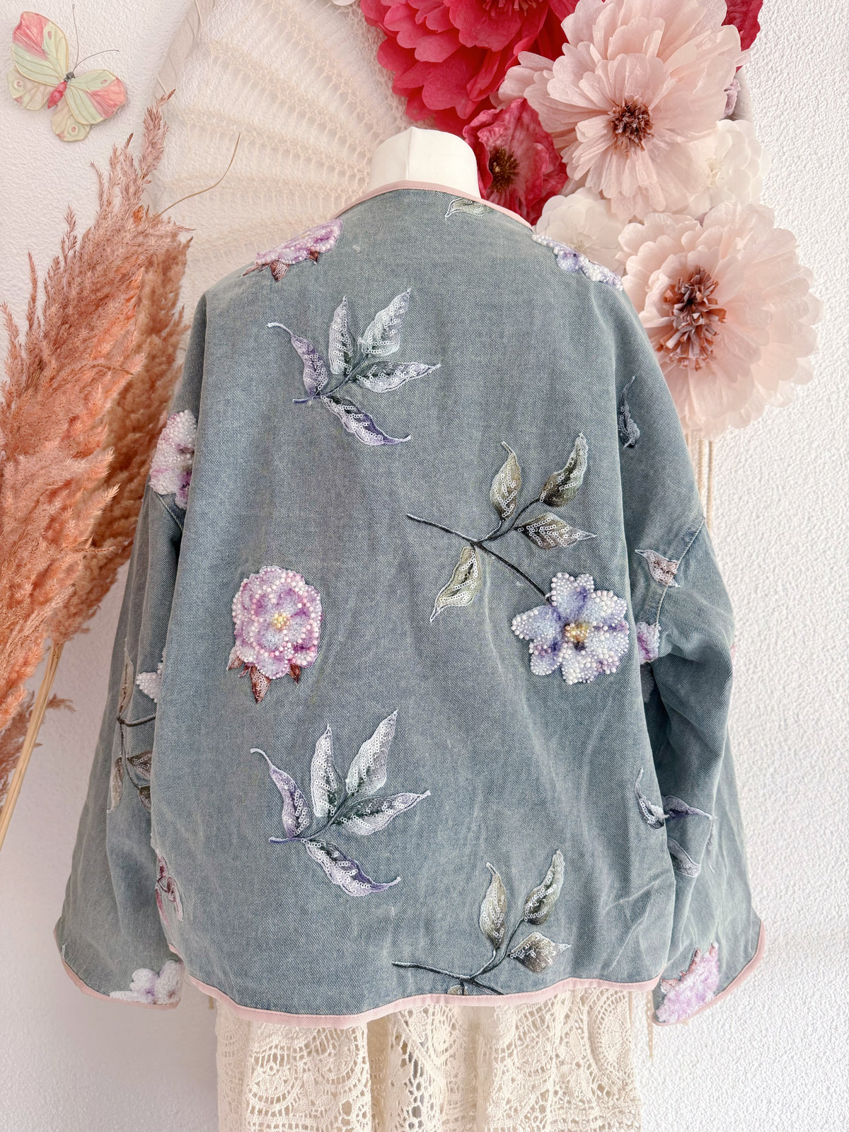 JEANSJACKE MIT WUNDERSCHÖNEN STICKEREIEN UND PERLEN - ONE SIZE -