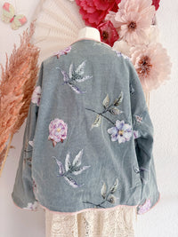 JEANSJACKE MIT WUNDERSCHÖNEN STICKEREIEN UND PERLEN - ONE SIZE -