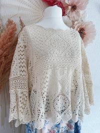 CROCHETOBERTEIL MIT BLÜTENMUSTER UND AUSGESTELLTEN ÄRMELN IN BEIGE - ONE SIZE -