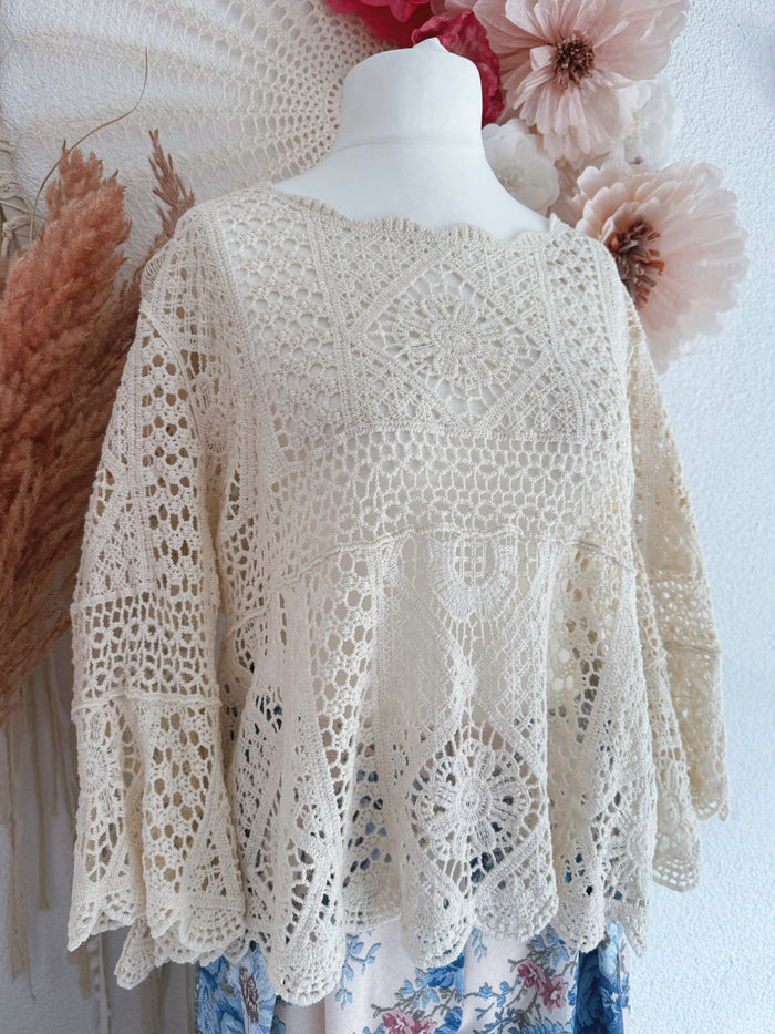 CROCHETOBERTEIL MIT BLÜTENMUSTER UND AUSGESTELLTEN ÄRMELN IN BEIGE - ONE SIZE -
