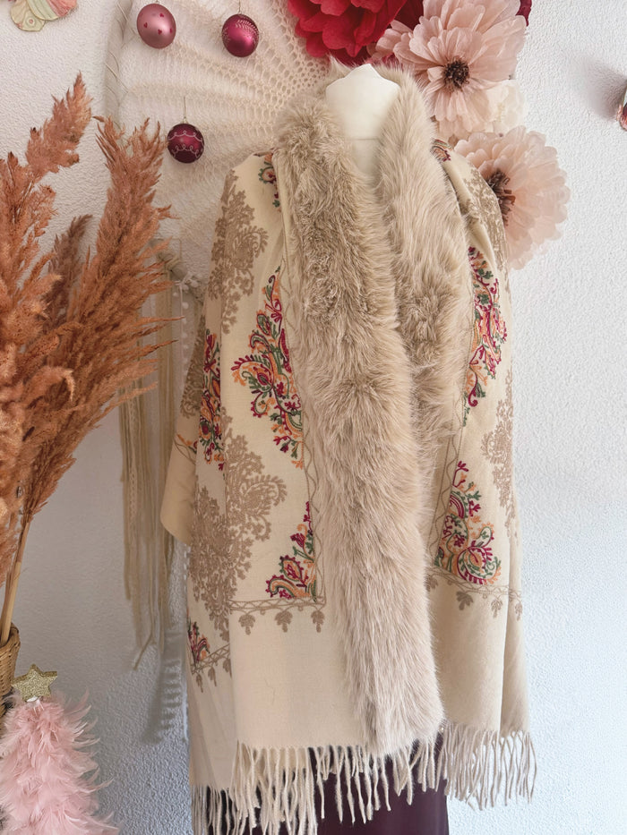 BESTICKTE STOLA MIT KUNSTFELL IN CREME