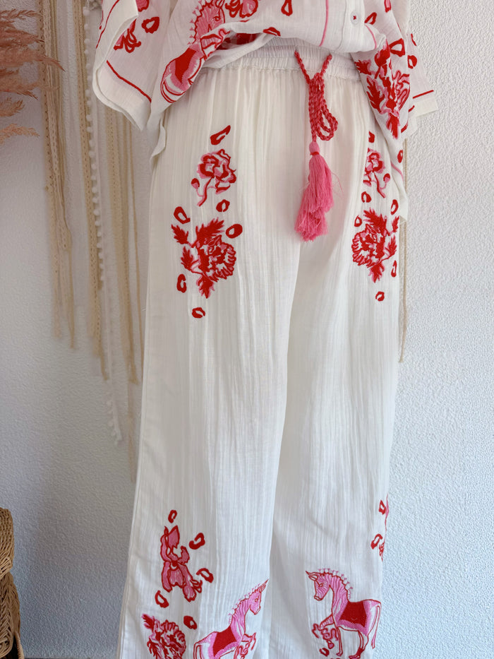 LUFTIGE BOHO-HOSE MIT AUFWENDIGEN STICKEREIEN & QUASTEN - ONE SIZE -