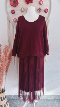 PLISSEEKLEID MIT TÜLL UND STRICKPULLOVER IN BORDEAUX - ONE SIZE -