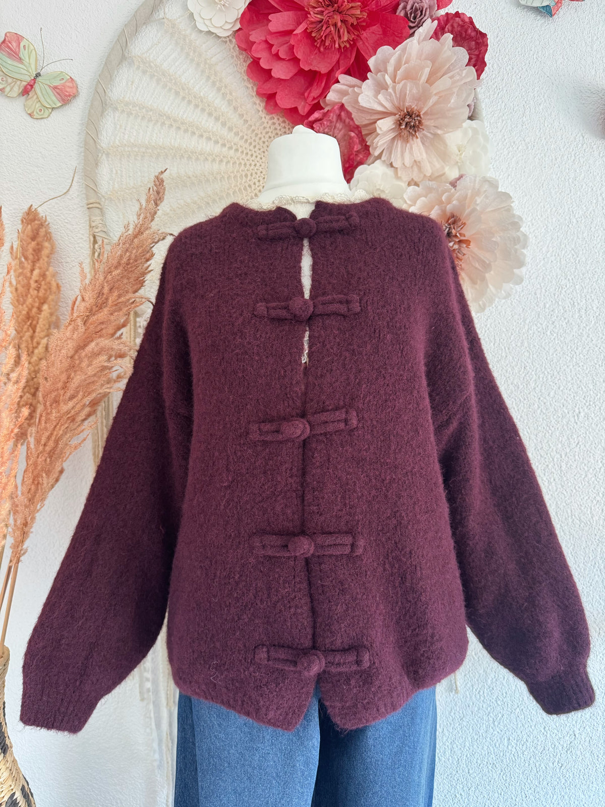 GEMÜTLICHE & KUSCHELIGE STRICKJACKE MIT KNEBELVERSCHLUSS IN WEINROT - ONE SIZE -
