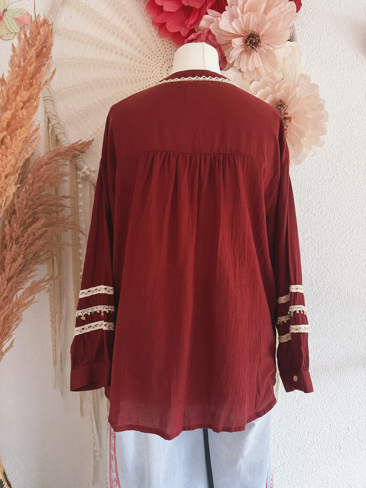 OVERSIZE TUNIKA-BLUSE MIT SPITZENDETAILS UND SCHMUCKPERLEN - ONE SIZE -