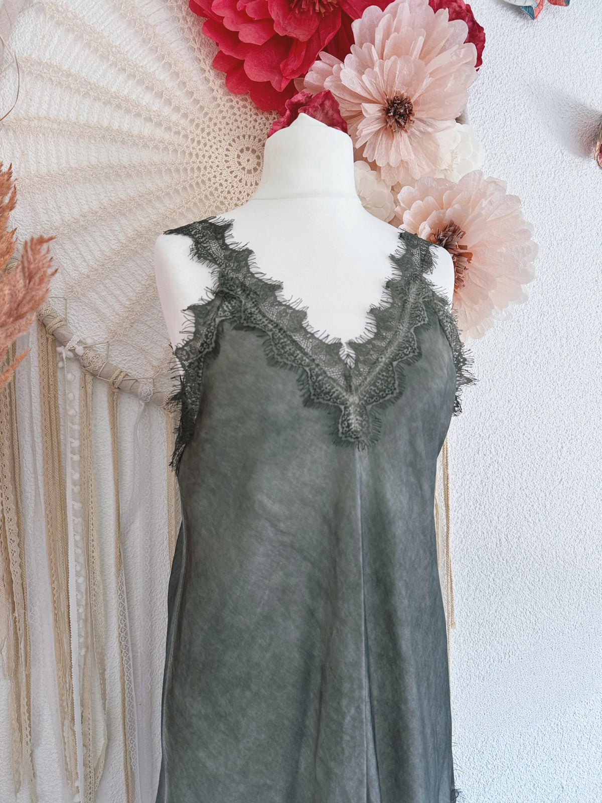 ASYMMETRISCHES SPITZENTOP IN KHAKI - ONE SIZE -