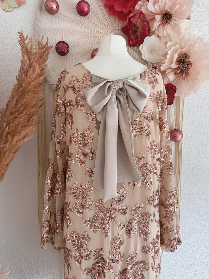 BEZAUBERNDES PAILLETTENKLEID MIT SCHLEIFE IN NUDE - ONE SIZE -