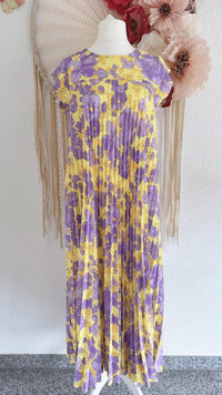 PLISSEEKLEID MIT BLÜTENPRINT IN LILA - ONE SIZE -