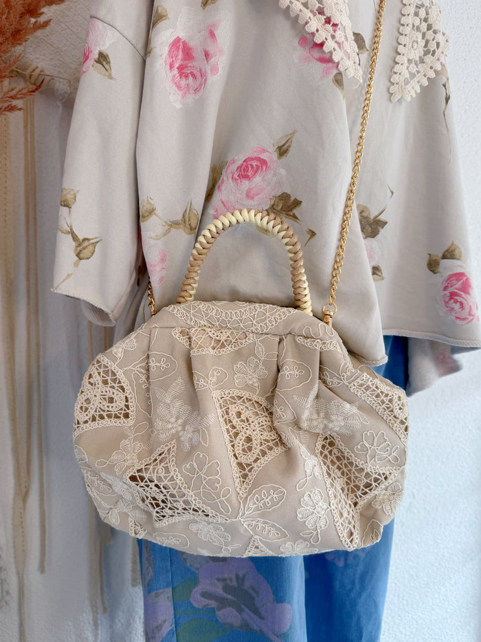ROMANTISCHE BOHO-TASCHE MIT LOCHSTICKEREI & HENKEL