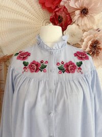 BOHO-BLUSE MIT ROSEN-STICKEREI IN HELLBLAU - VERSCH. GRÖßEN -