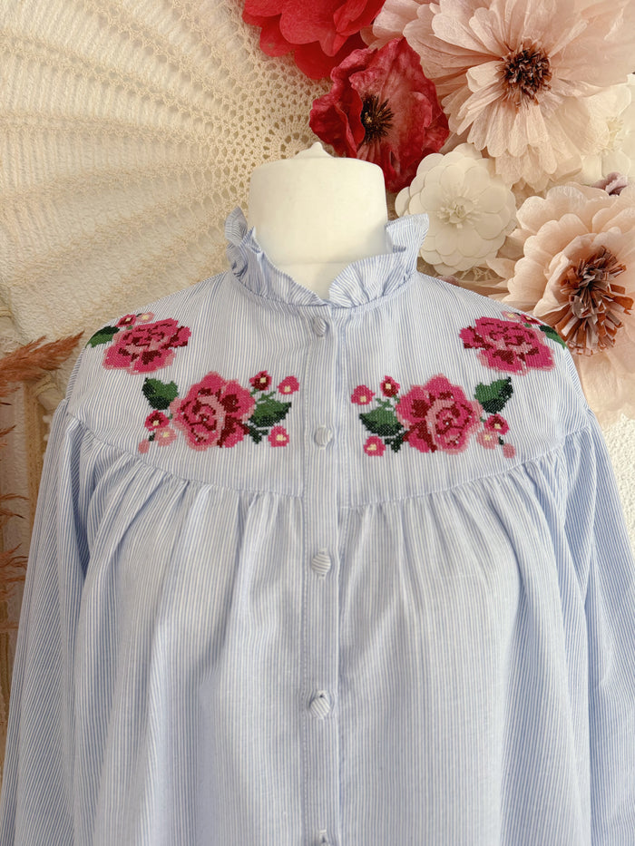 BOHO-BLUSE MIT ROSEN-STICKEREI IN HELLBLAU - VERSCH. GRÖßEN -
