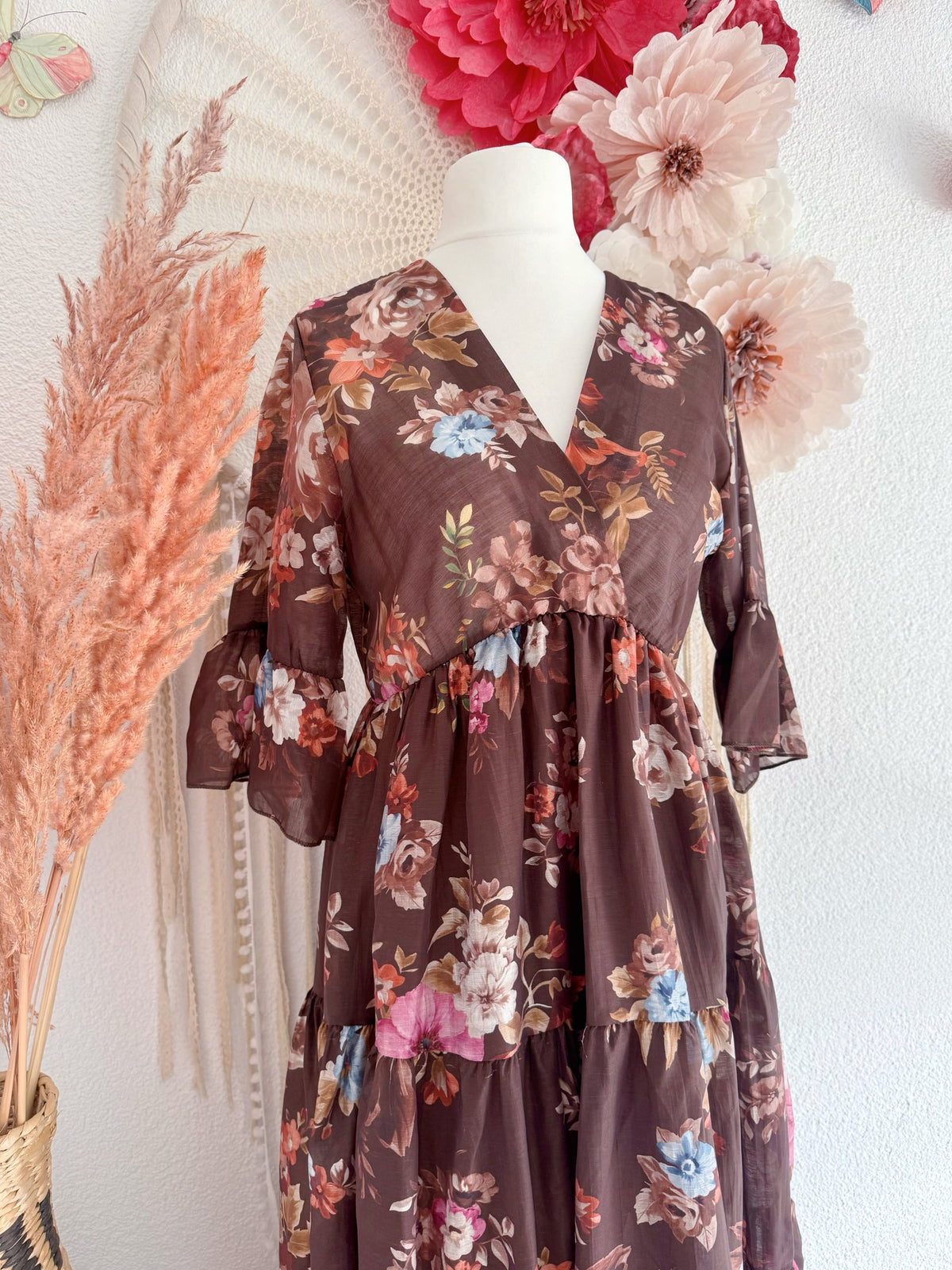 ROMANTISCHES MAXIKLEID MIT BLUMENPRINT UND RÜSCHEN IN BRAUN - ONE SIZE -