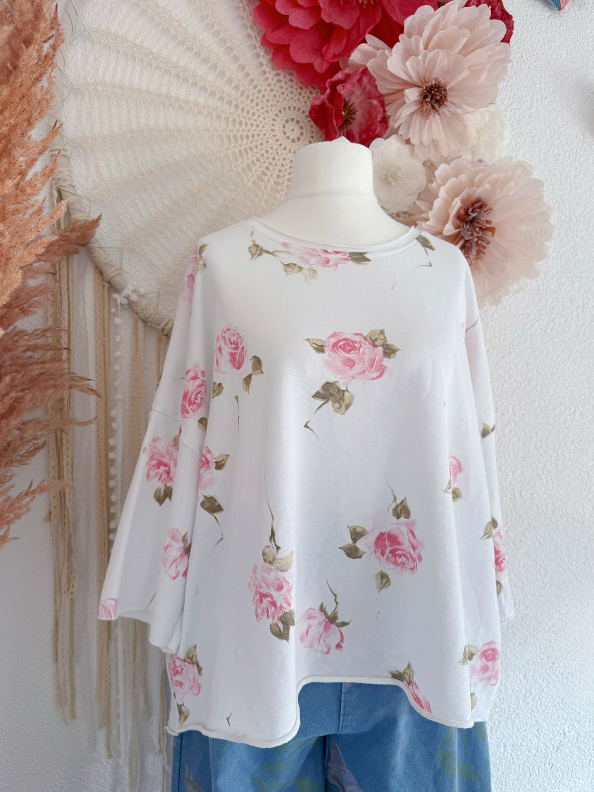 OVERSIZE SHIRT MIT ROSENPRINT IN WEIß - ONE SIZE -