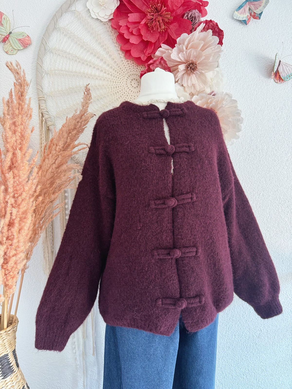 GEMÜTLICHE & KUSCHELIGE STRICKJACKE MIT KNEBELVERSCHLUSS IN WEINROT - ONE SIZE -