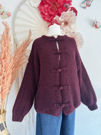 GEMÜTLICHE & KUSCHELIGE STRICKJACKE MIT KNEBELVERSCHLUSS IN WEINROT - ONE SIZE -