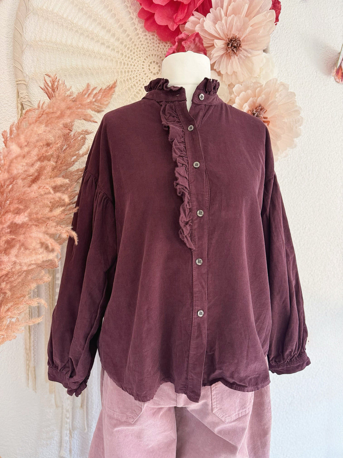 CORDBLUSE MIT RÜSCHEN IN AUBERGINE - ONE SIZE -